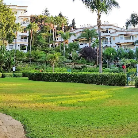 With 2 Bedrooms In With Shared Pool Furnished Terrace And Wifi 300 M From The Beach Apartment Marbella